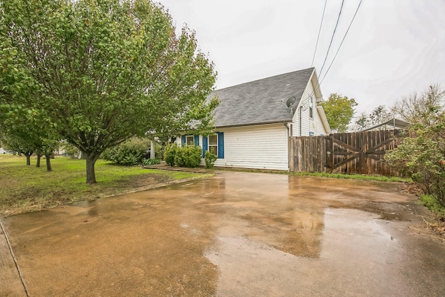 view of front of home featuring a front yard