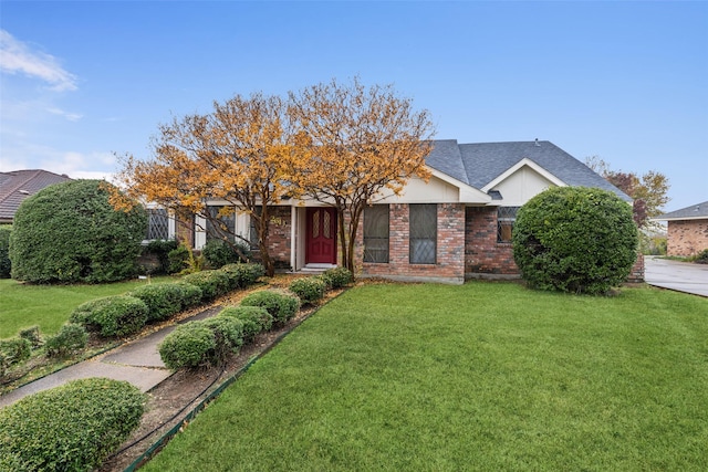 view of front of property with a front yard