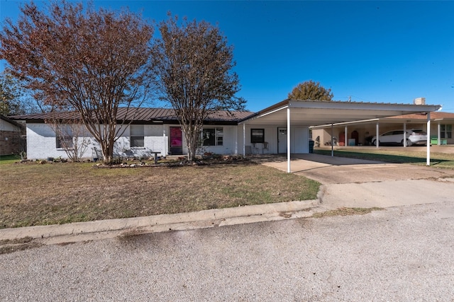 view of front facade featuring a carport and a front lawn