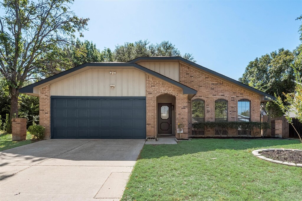 view of front of home featuring a garage and a front lawn