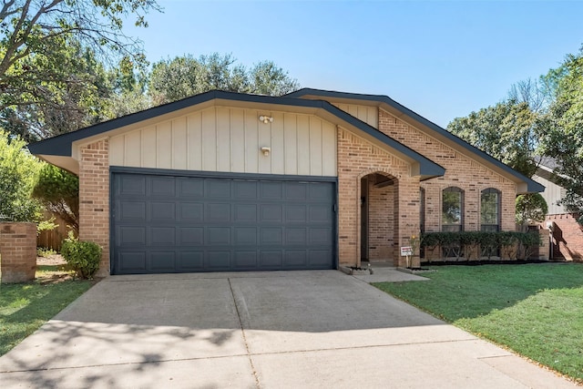 view of front facade with a garage and a front yard