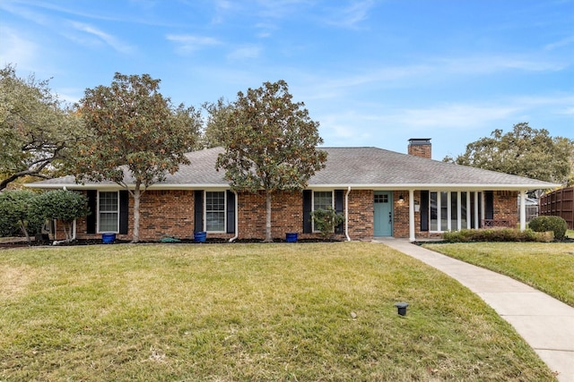 ranch-style home featuring a front lawn