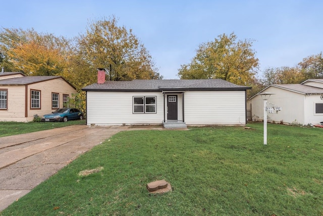 view of front facade with a front yard