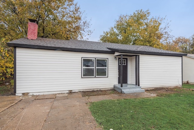 ranch-style house featuring a front yard