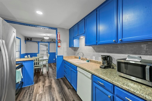 kitchen featuring sink, blue cabinets, stainless steel appliances, and dark wood-type flooring