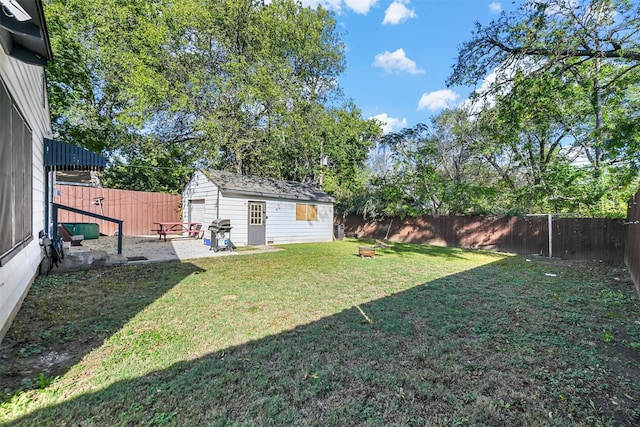 view of yard featuring an outbuilding