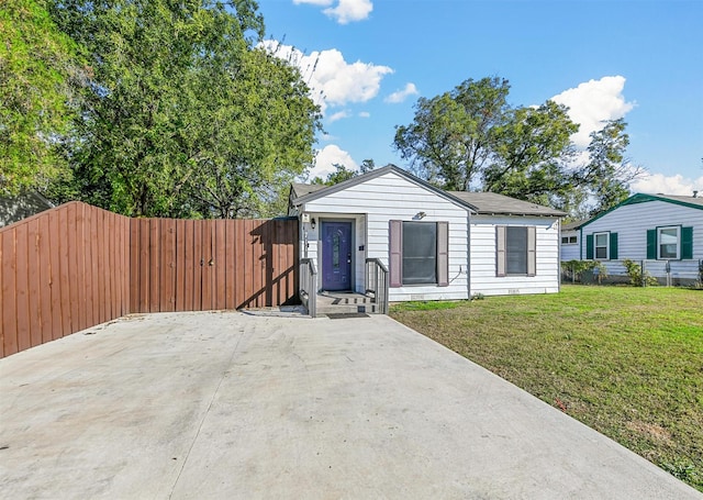 view of front of house with a front yard