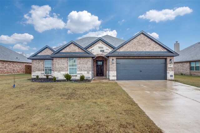 view of front of home featuring a front yard and a garage