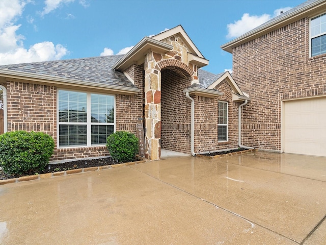 view of front facade featuring a garage