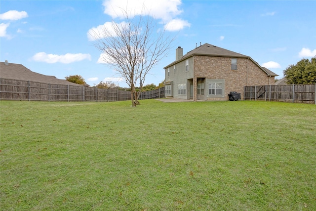 view of yard featuring a patio area