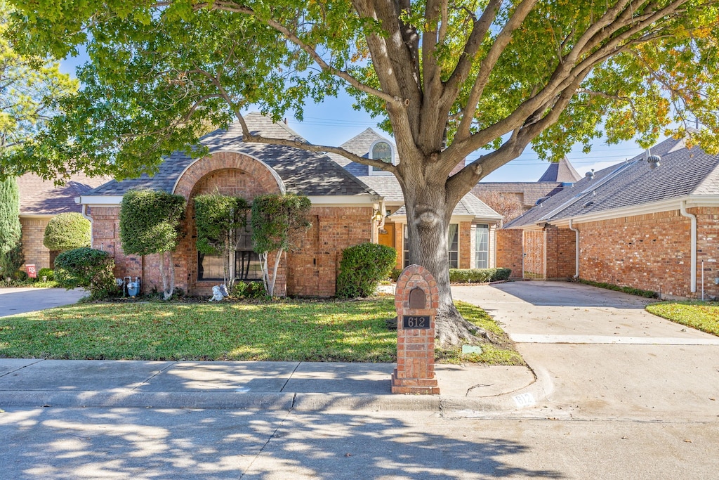 view of front of property featuring a front lawn