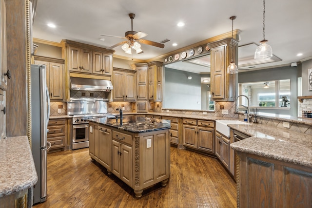 kitchen featuring a kitchen island with sink, sink, dark hardwood / wood-style floors, ornamental molding, and stainless steel appliances