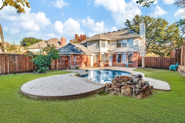 view of swimming pool featuring a yard