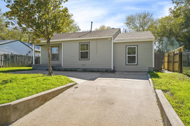 view of front facade with a front yard