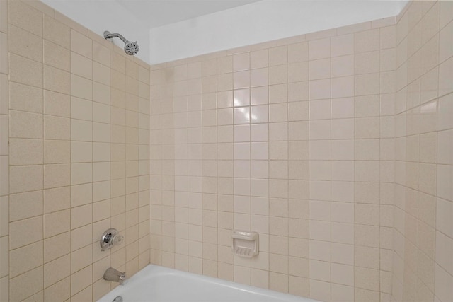 bathroom featuring tiled shower / bath combo