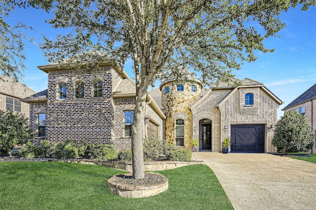 view of front facade featuring a front lawn and a garage