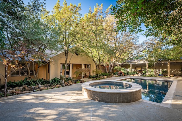 view of pool featuring an in ground hot tub