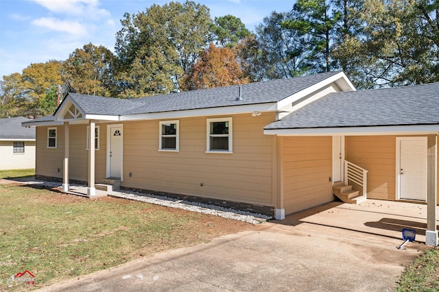 view of front of property featuring a front yard