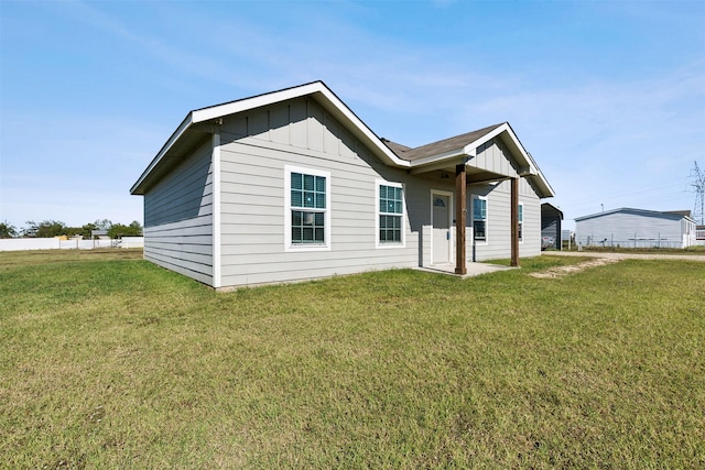 view of front of property featuring a front lawn