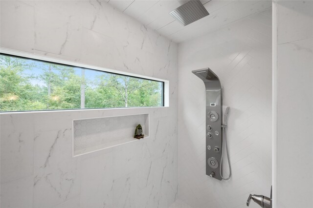 bathroom featuring a tile shower