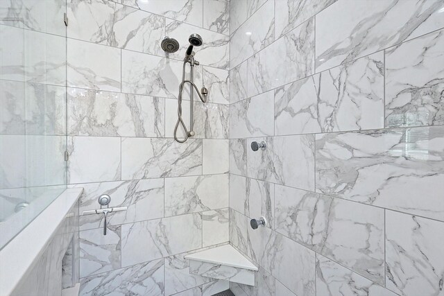 bathroom featuring tiled shower