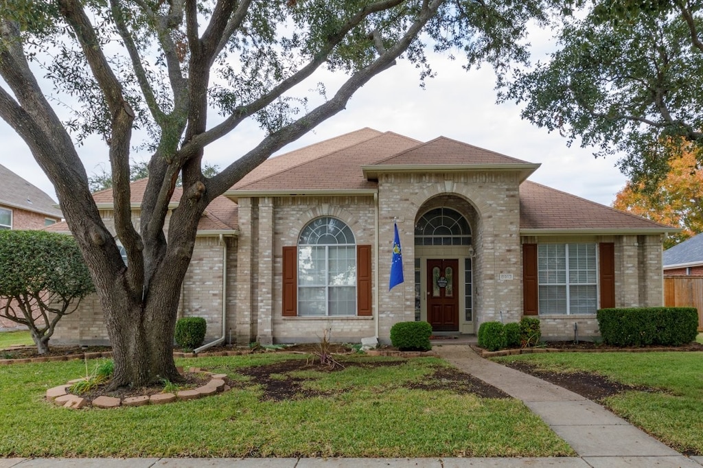 view of front facade featuring a front lawn