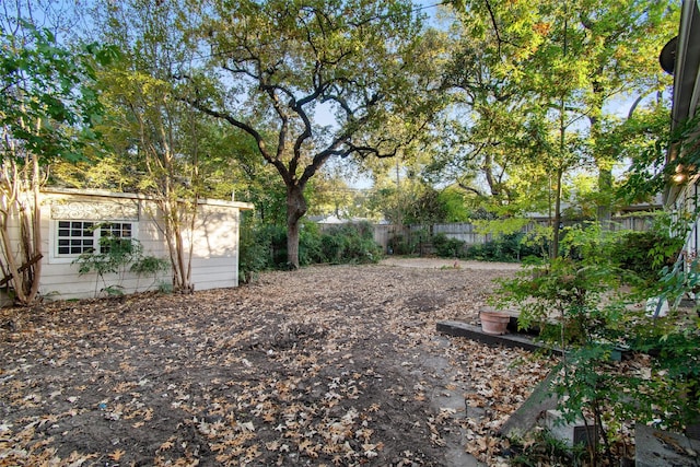 view of yard with an outbuilding and fence