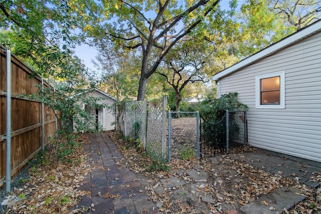 view of yard with an outdoor structure