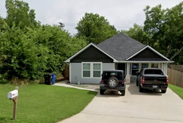 view of front of home featuring a front lawn