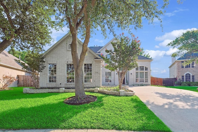 view of front of home featuring a front lawn