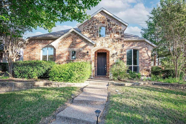 view of front of property with a front lawn