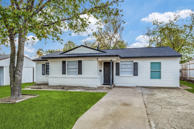 single story home featuring a front lawn