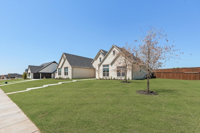 view of front of property featuring a front yard