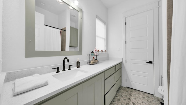 bathroom with a shower with shower curtain, vanity, and toilet