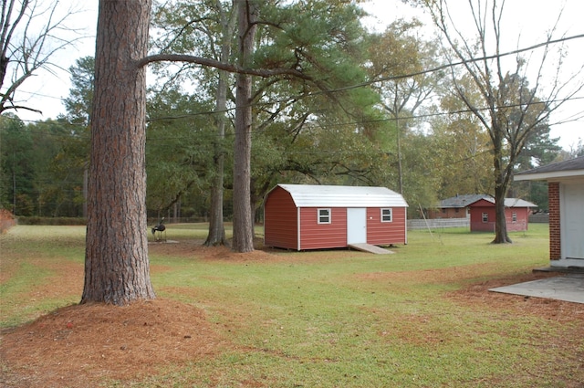 view of yard with a shed