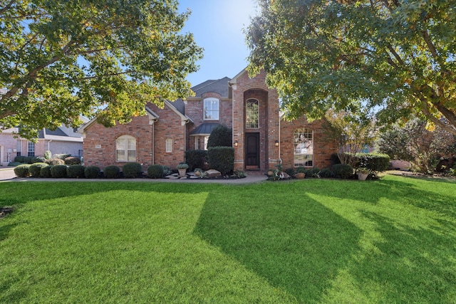 view of front of property featuring a front yard