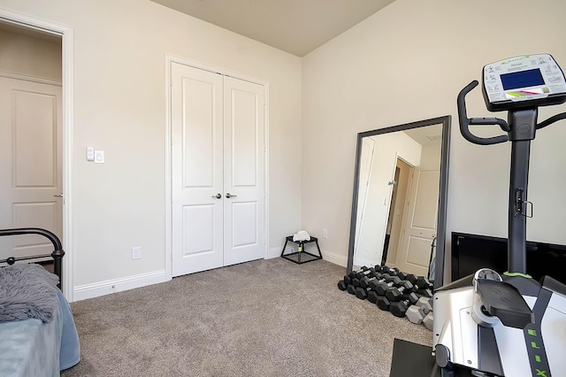 bedroom featuring carpet flooring and a closet