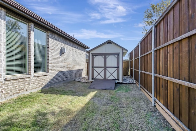 view of yard with a shed