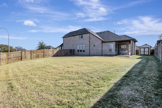 view of yard with a shed