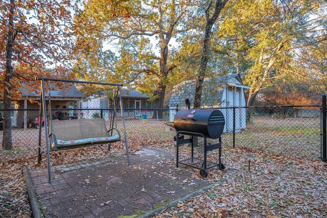 view of yard featuring a patio area