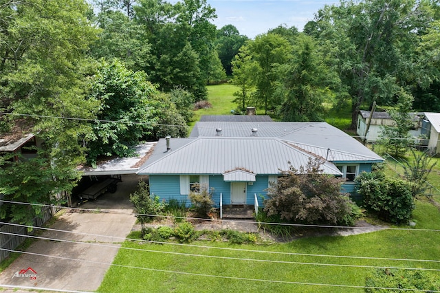 view of front of home featuring a front lawn