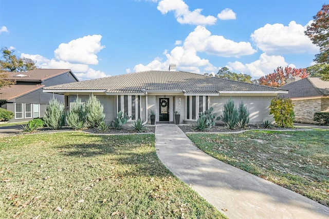 single story home with a front lawn