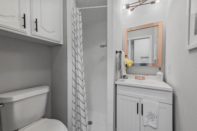 bathroom featuring a shower with shower curtain, vanity, and toilet