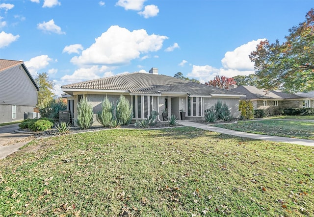 single story home with a front lawn