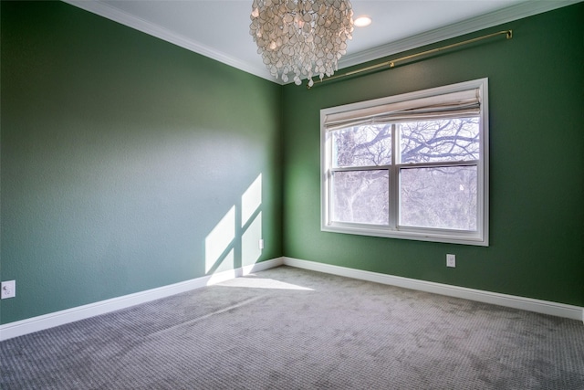 empty room with carpet floors, crown molding, and an inviting chandelier