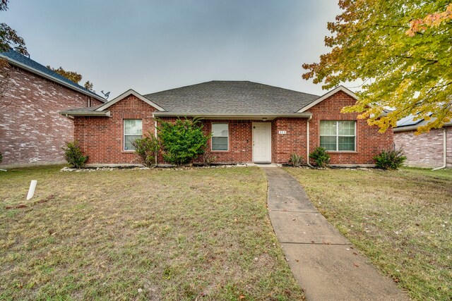 ranch-style home featuring a front lawn