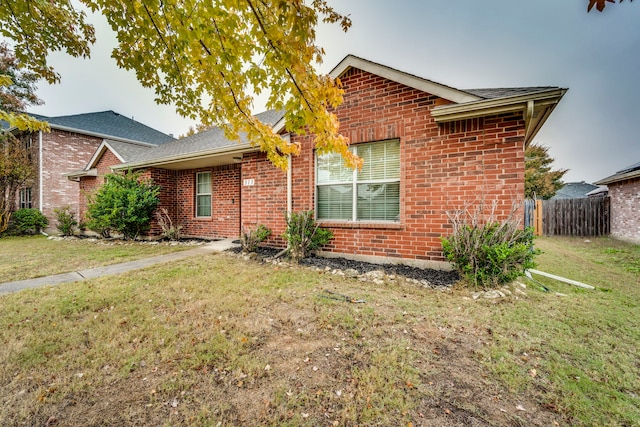 view of front of home featuring a front yard