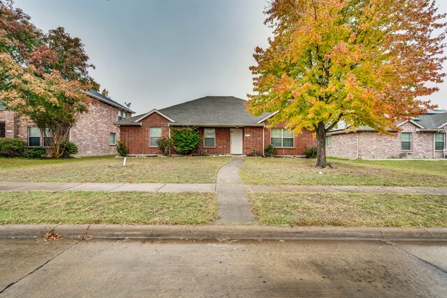 view of front facade featuring a front lawn