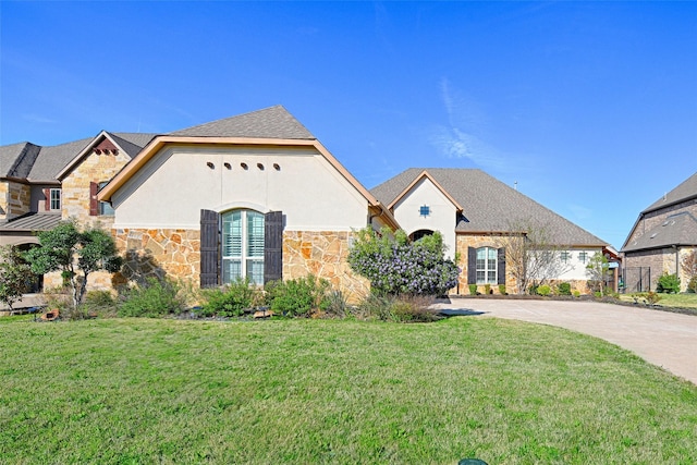 view of front facade featuring a front yard