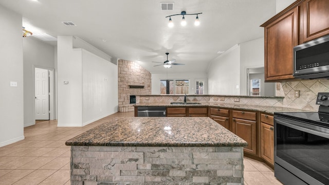 914 Randall Rd, Weatherford, TX 76087 - kitchen featuring visible vents, a sink, tasteful backsplash, appliances with stainless steel finishes, and ceiling fan